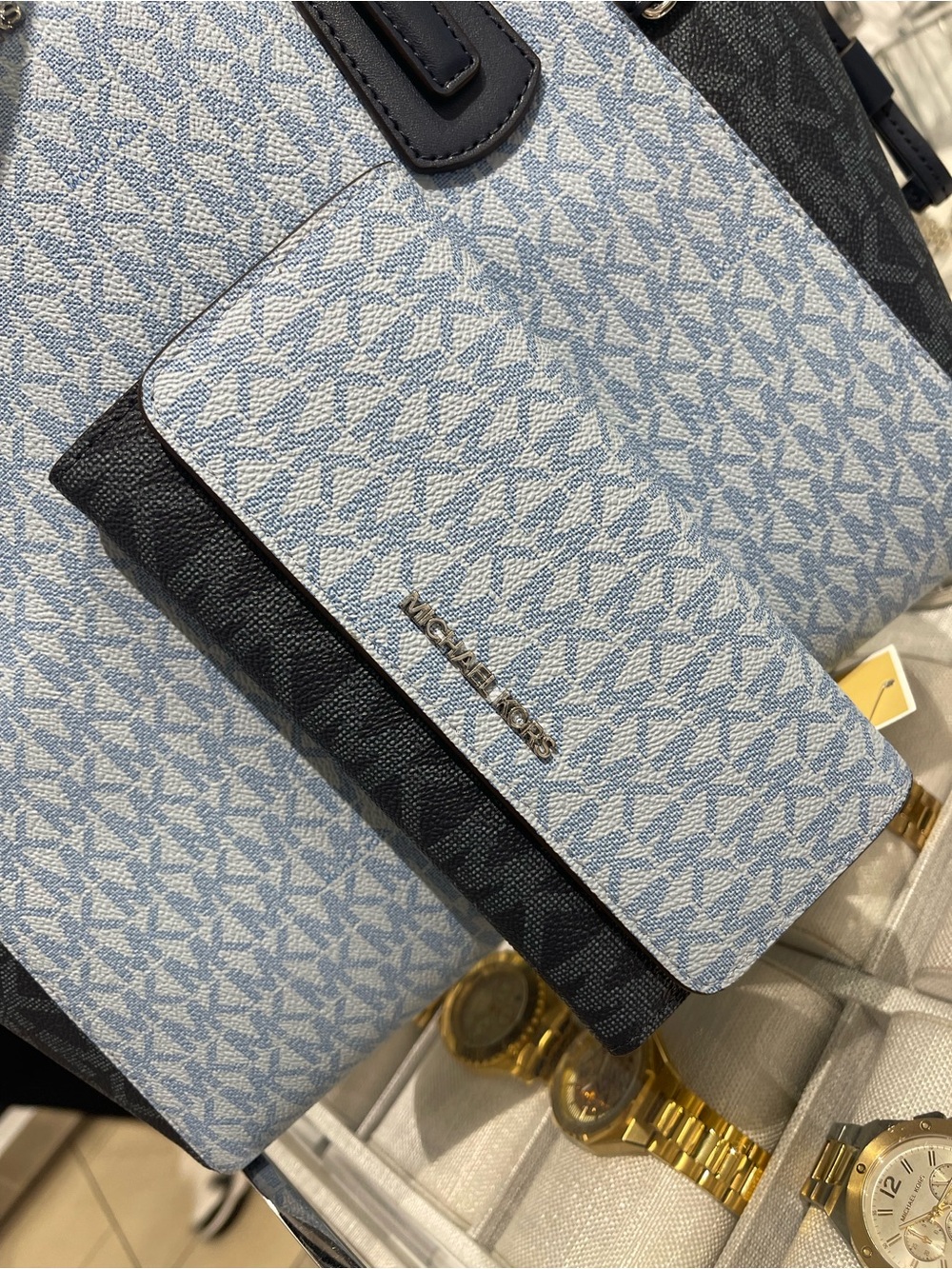 Michael Kors Jet Set Trvl Signature Logo Tri-Fold Wallet Trifold 
Pale Ocean
NWT - Picture 10 of 16